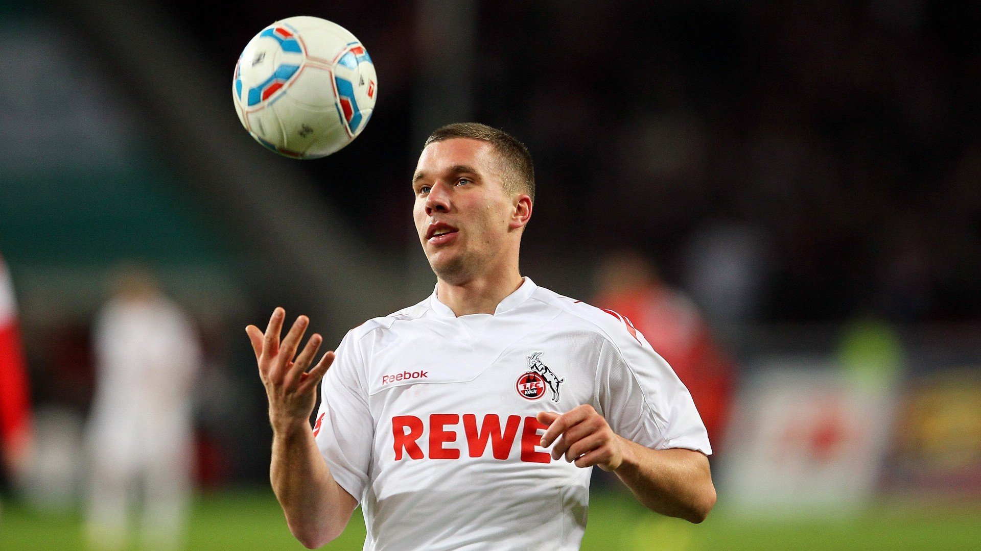 波斯铁骑的战术压制与梅西的隐形光芒，足球世界的双面叙事